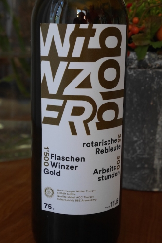 Das Siegerdesign für den rotarischen Weisswein &quot;Winzergold&quot;, von dem aus dem resultierenden Ertrag von rund drei Tonnen Trauben wohl an die 3000 Flaschen abgefüllt werden können.