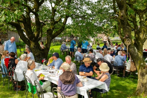 Lauschiger Brunch unter Kirschbäumen.