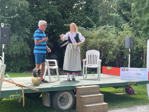 Apfelkönigin Nadja Högger mit Werner Spirig bei der Verlosung.