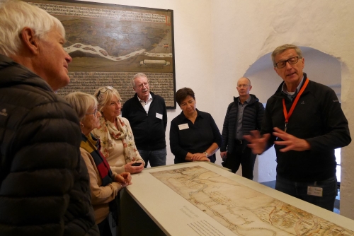 Florian Reichenbach erläutert das Wassersystem der Stadt Augsburg.