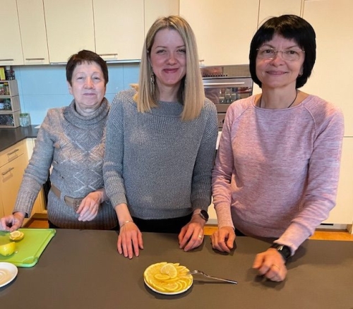 Mariia, Oryslava und Mariia bei der Vorbereitung